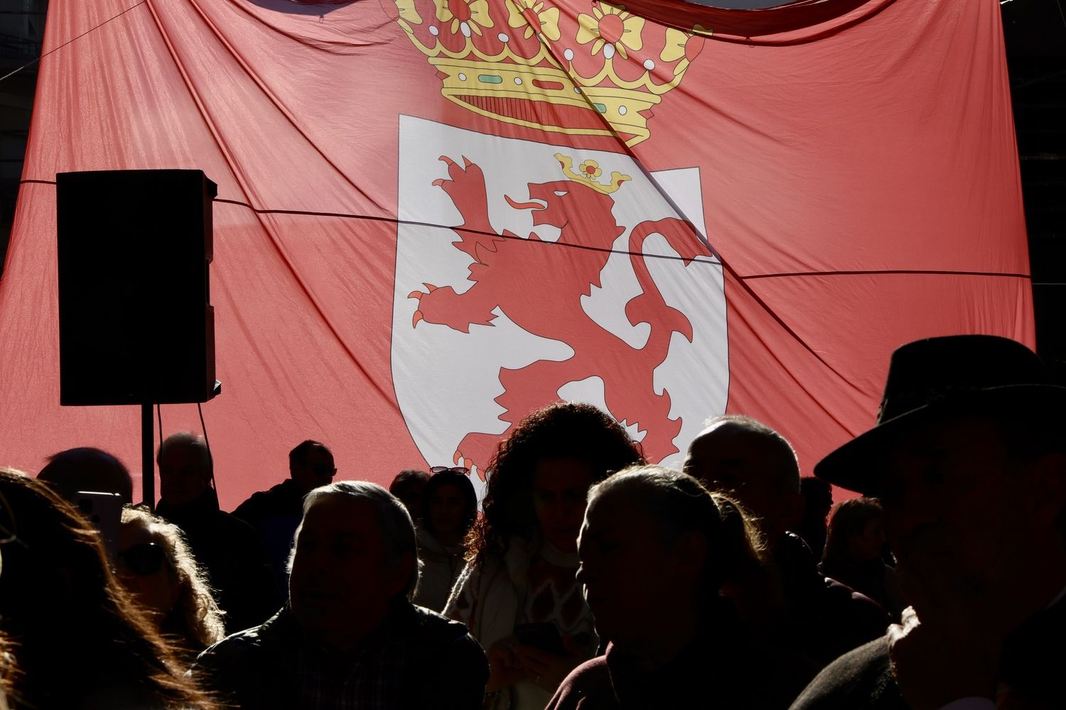 El expresidente de Cantabria Miguel Ángel Revilla y el alcalde de León, José Antonio Diez, encienden el poblado navideño del bar Azaila 1930 | Campillo / ICAL