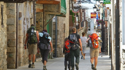 Peregrinos a su paso por la provincia de León | César Sánchez / ICAL. Peregrinos a su paso por la provincia de León | César Sánchez / ICAL.