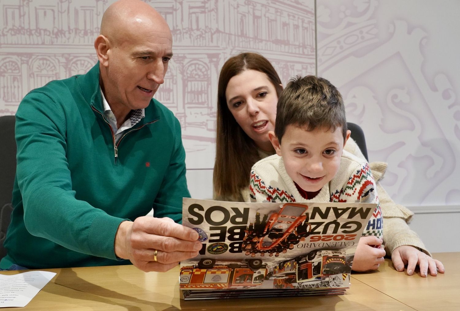 La investigación del síndrome Hiper IGM protagoniza el calendario solidario de los bomberos de León | Campillo / ICAL