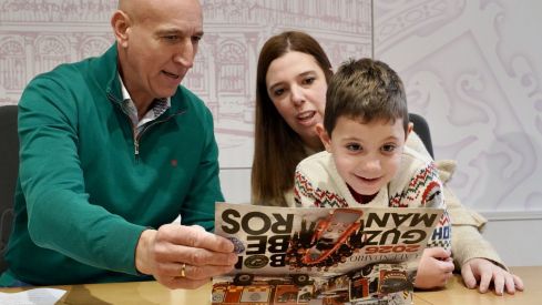 La investigación del síndrome Hiper IGM protagoniza el calendario solidario de los bomberos de León | Campillo / ICAL