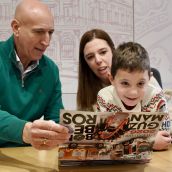 La investigación del síndrome Hiper IGM protagoniza el calendario solidario de los bomberos de León | Campillo / ICAL