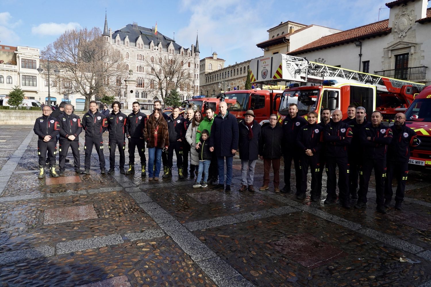 Presentación del calendario solidario de los Bomberos del Ayuntamiento de León | Campillo / ICAL