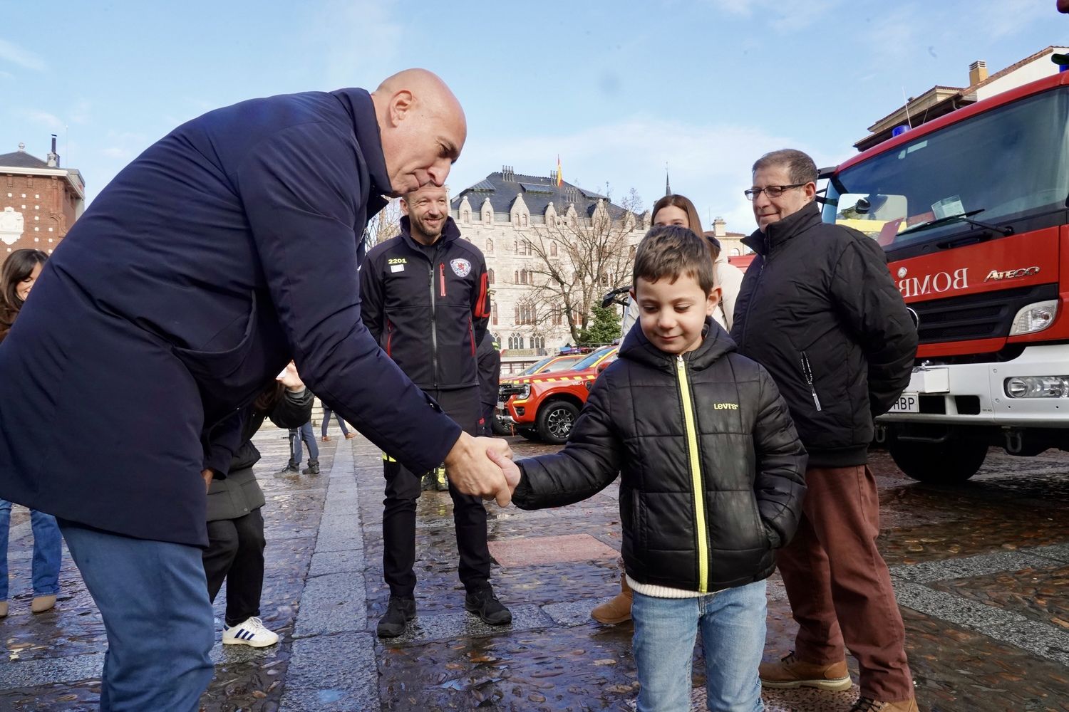 Presentación del calendario solidario de los Bomberos del Ayuntamiento de León | Campillo / ICAL