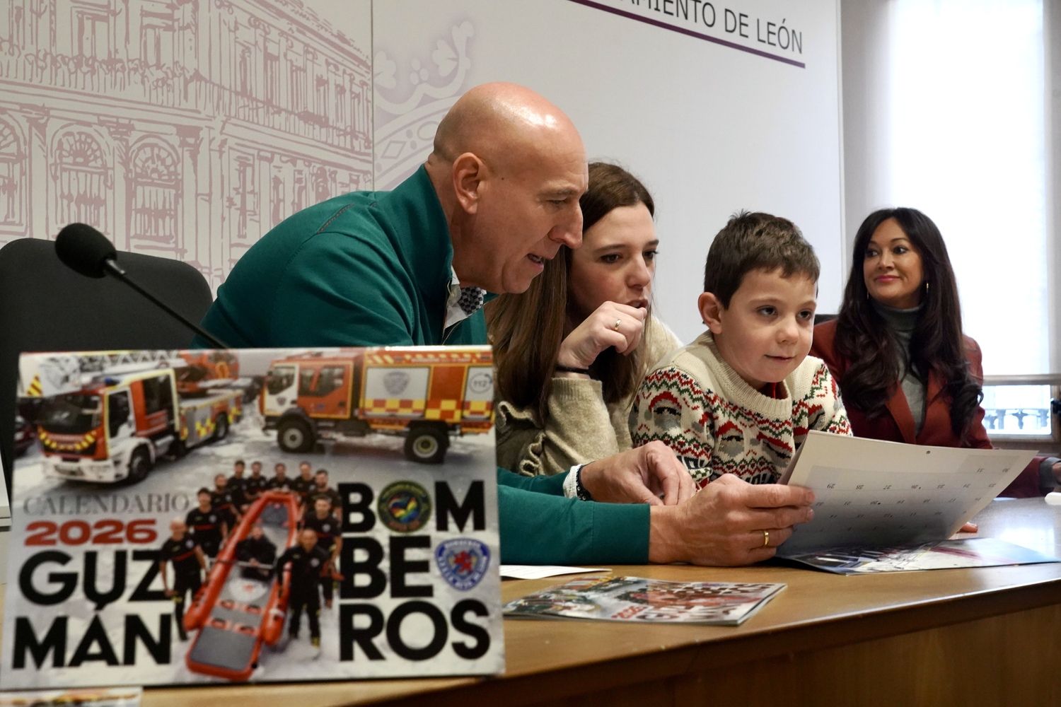 Presentación del calendario solidario de los Bomberos del Ayuntamiento de León | Campillo / ICAL