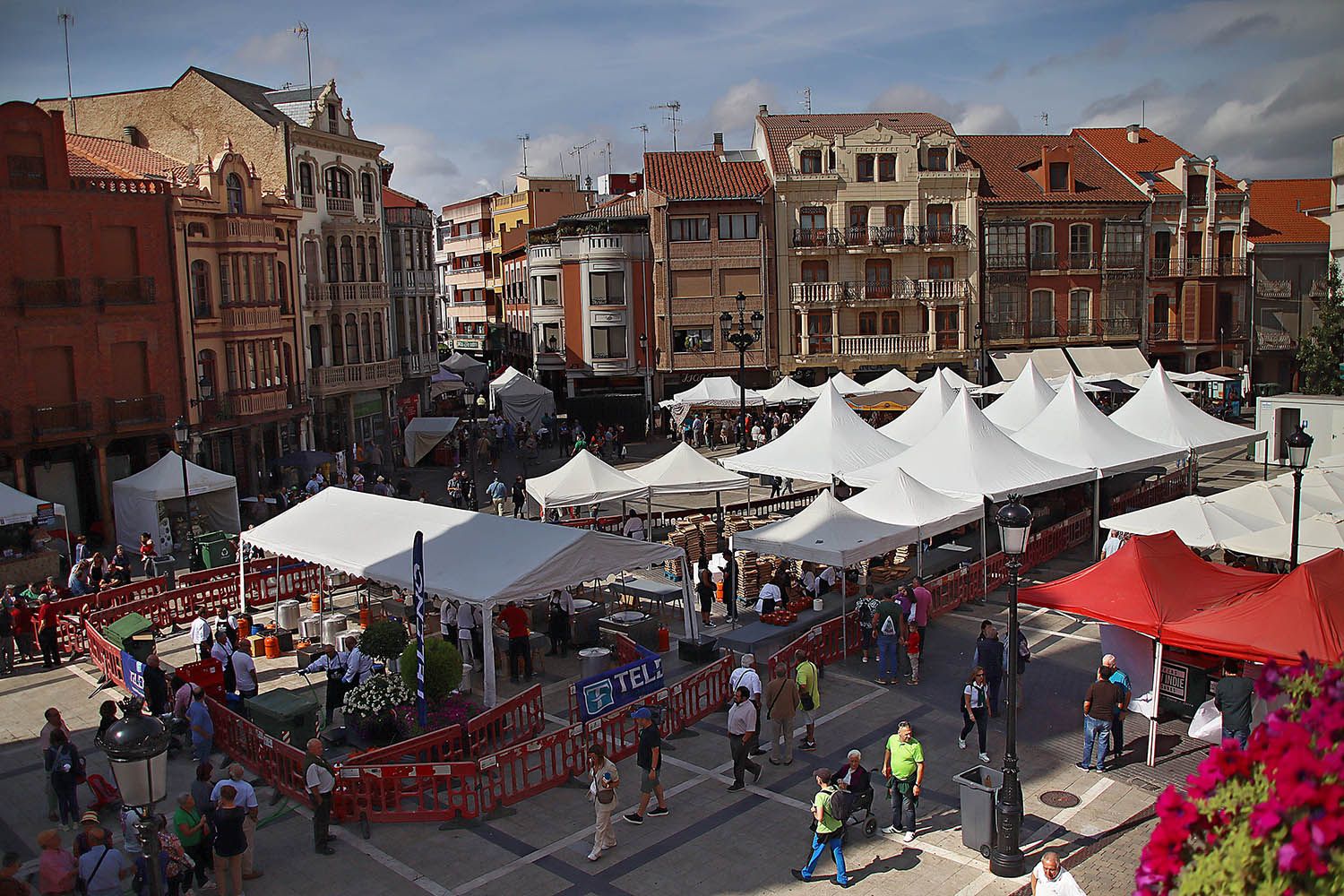 Peio García ICAL. El alcalde de la Bañeza, Javier Carrera entrega el Premio al Alubiero Mayor, Octavio Lera Ares, dentro de la XX edición de la Feria Agroalimentaria.