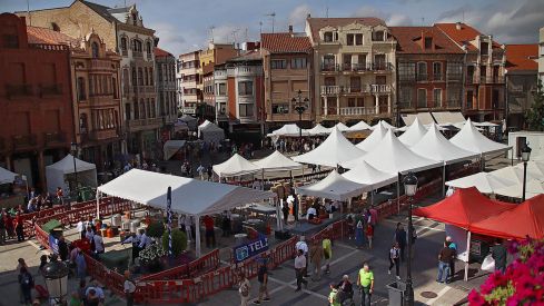 Peio García ICAL. El alcalde de la Bañeza, Javier Carrera entrega el Premio al Alubiero Mayor, Octavio Lera Ares, dentro de la XX edición de la Feria Agroalimentaria.