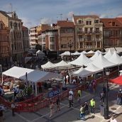 Peio García ICAL. El alcalde de la Bañeza, Javier Carrera entrega el Premio al Alubiero Mayor, Octavio Lera Ares, dentro de la XX edición de la Feria Agroalimentaria.
