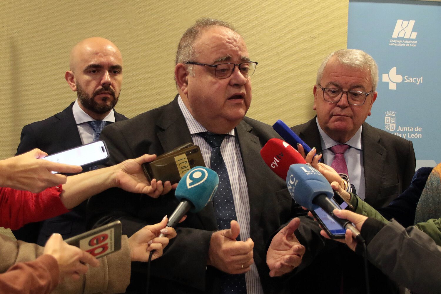 El consejero de Sanidad, Alejandro Vázquez Ramos, visita el nuevo equipamiento tecnológico del Complejo Asistencial Universitario de León | Peio García / ICAL