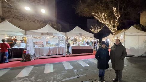 La Bañeza inaugura el III Mercado Navideño con 16 puestos de artesanía y alimentación La Bañeza inaugura el III Mercado Navideño con 16 puestos de artesanía y alimentación