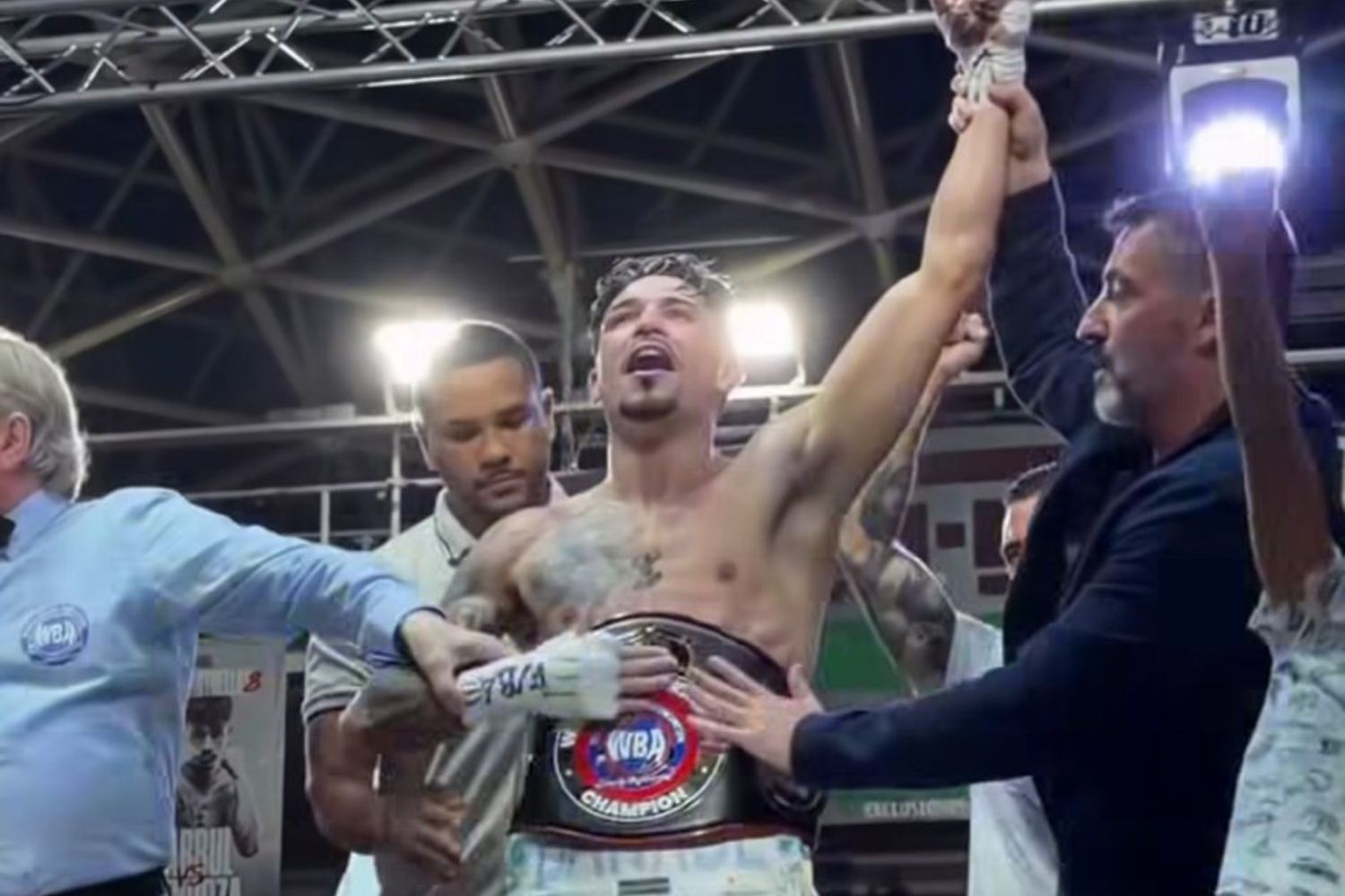 Antonio Barrul con el cinturón de campeón del Título Iberoamericano de la WBA