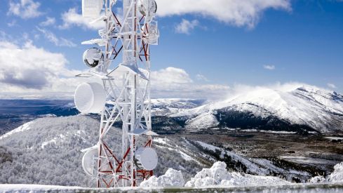 Imagen de archivo de una antena de telefonía en la nieve | IStock - Magaiza Imagen de archivo de una antena de telefonía en la nieve | IStock - Magaiza