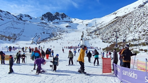 Reclaman la gestión conjunta de las estaciones de esquí de León y Asturias para potenciarlas y atraer más turismo Reclaman la gestión conjunta de las estaciones de esquí de León y Asturias para potenciarlas y atraer más turismo