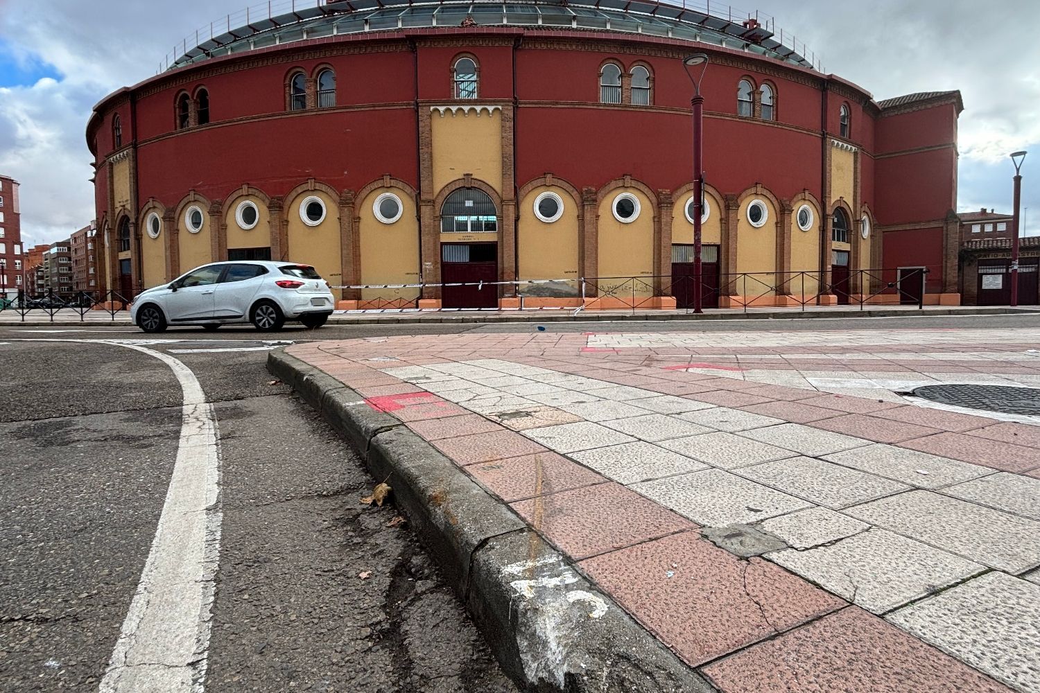 Un accidente sin heridos destroza las vallas de la plaza de toros de León