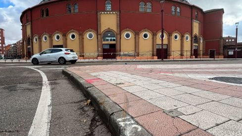 Un accidente sin heridos destroza las vallas de la plaza de toros de León