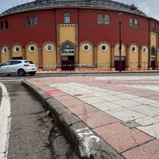 Un accidente sin heridos destroza las vallas de la plaza de toros de León Un accidente sin heridos destroza las vallas de la plaza de toros de León