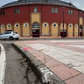Un accidente sin heridos destroza las vallas de la plaza de toros de León