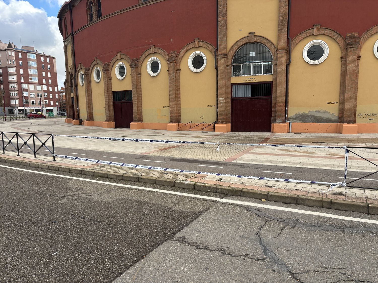 Barandilla rota en la Plaza de Toros de León