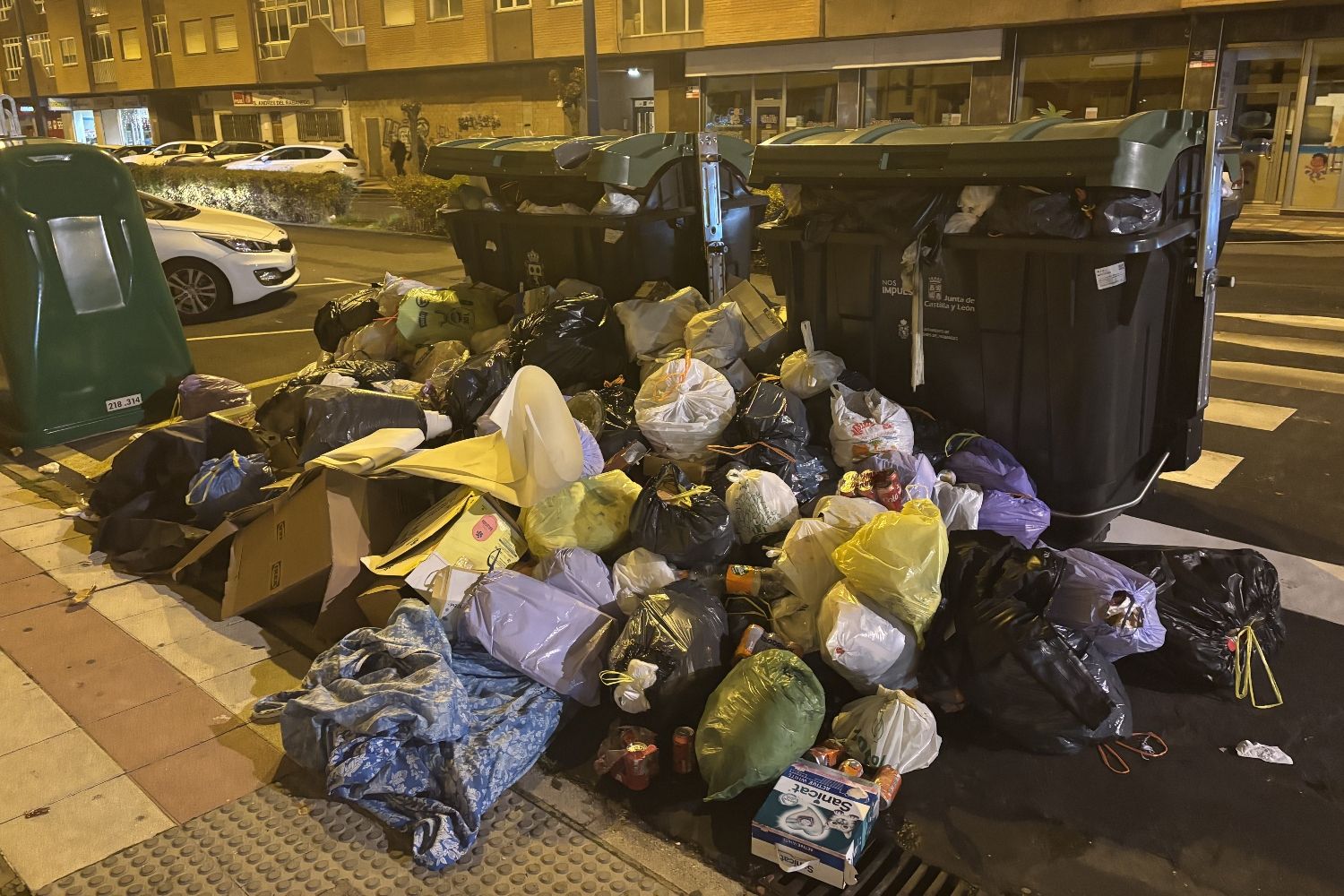 Basura en San Andrés del Rabanedo este domingo Basura en San Andrés del Rabanedo este domingo