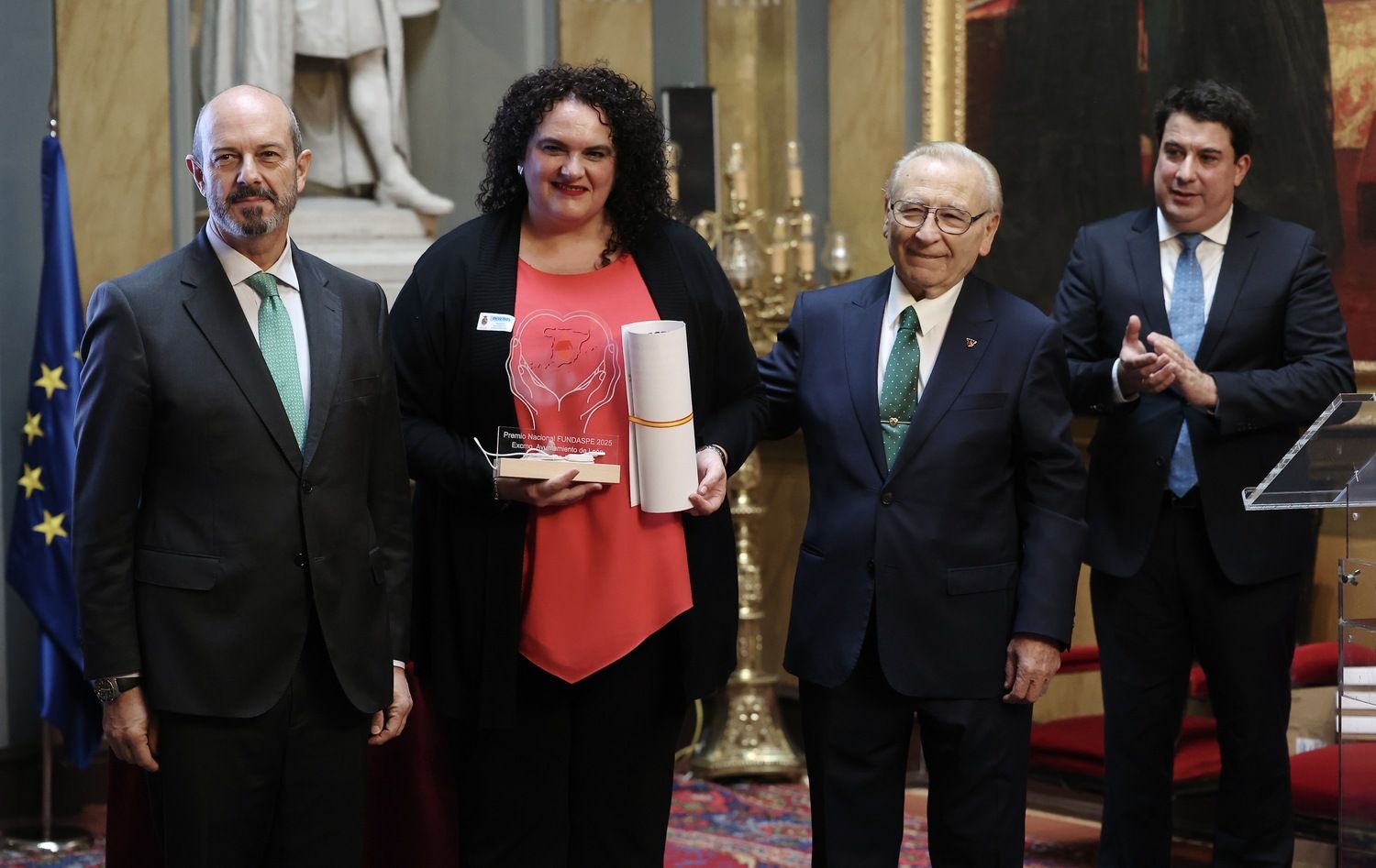 La concejala de Bienestar Social y Juventud del ayuntamiento de León, Vera López, recoge el premio otorgado por la fundación pare el fomento global de la donación altruista de España. (Fundaspe) | Juan Lázaro / ICAL La concejala de Bienestar Social y Juventud del ayuntamiento de León, Vera López, recoge el premio otorgado por la fundación pare el fomento global de la donación altruista de España. (Fundaspe) | Juan Lázaro / ICAL