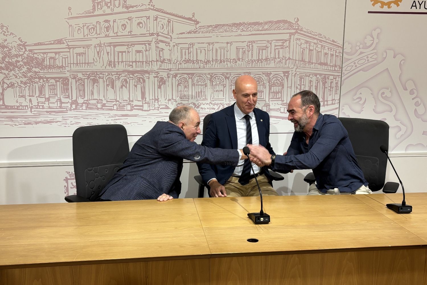 Eduardo López Sendino, José Antonio Diez y Alberto Pérez en la presentación del proyecto de la nueva pasarela sobre el Bernesga Eduardo López Sendino, José Antonio Diez y Alberto Pérez en la presentación del proyecto de la nueva pasarela sobre el Bernesga