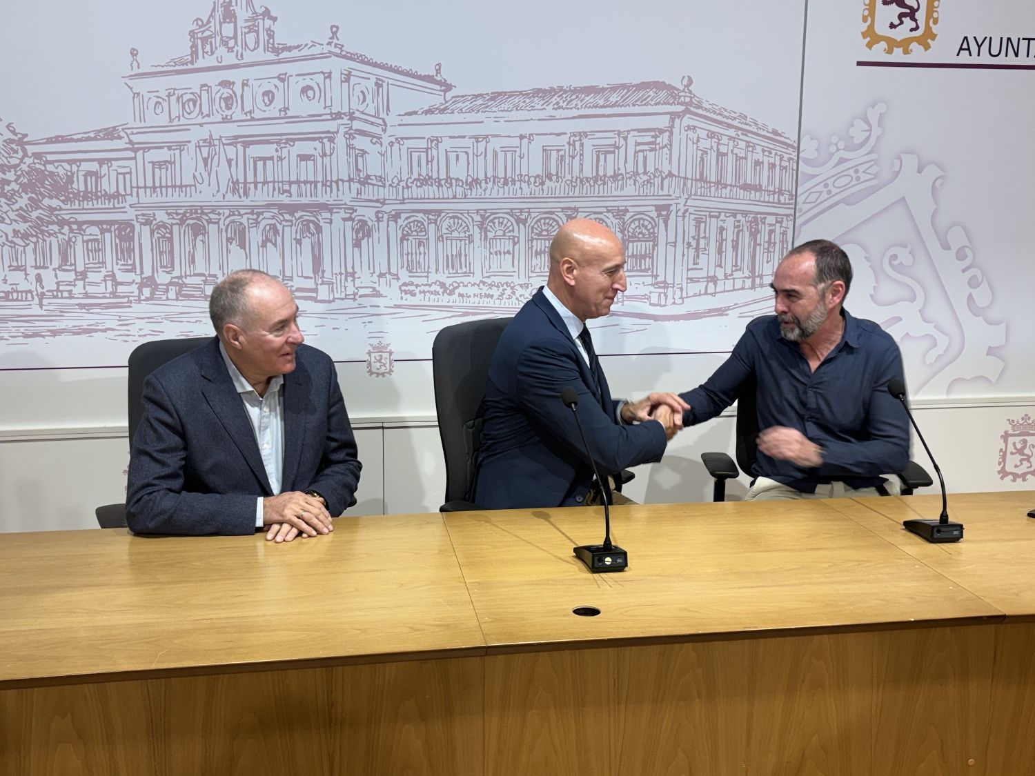 Eduardo López Sendino, José Antonio Diez y Alberto Pérez en la presentación del proyecto de la nueva pasarela sobre el Bernesga Eduardo López Sendino, José Antonio Diez y Alberto Pérez en la presentación del proyecto de la nueva pasarela sobre el Bernesga