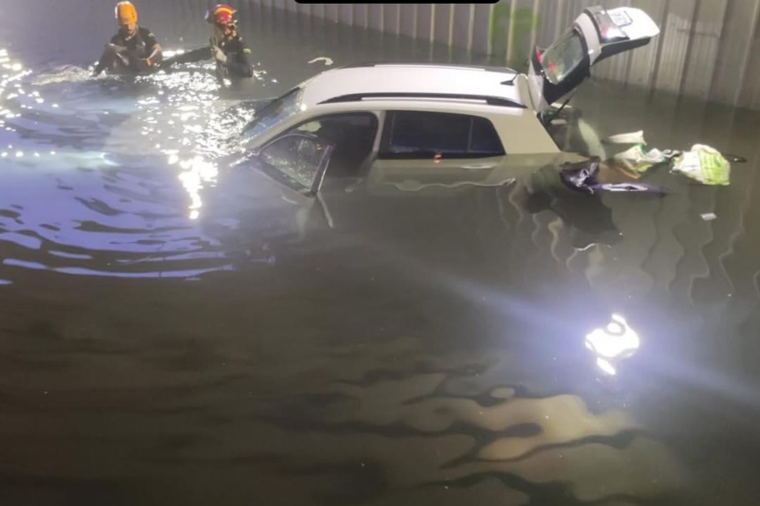 Rescatan a una joven que quedó 'encallada' en los túneles de Trobajo del Camino Rescatan a una joven que quedó 'encallada' en los túneles de Trobajo del Camino