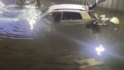 Rescatan a una joven que quedó 'encallada' en los túneles de Trobajo del Camino