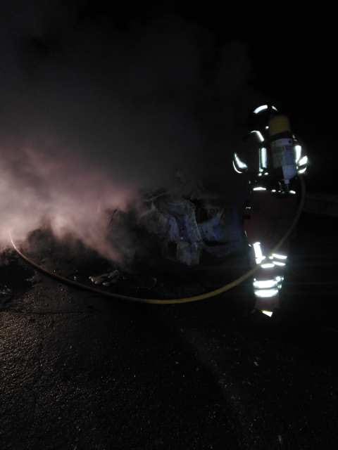 Intervención de los bomberos de la Diputación de León en el incendio del coche en la N-120 Intervención de los bomberos de la Diputación de León en el incendio del coche en la N-120