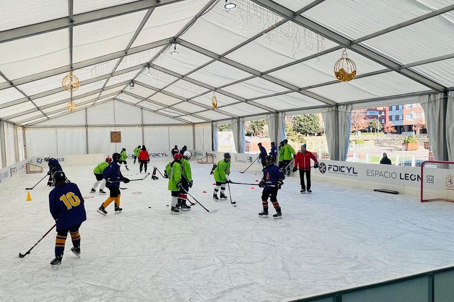 Hockey sobre hielo en la pista instalada en el Centro Comercial Espacio León | ice4city Hockey sobre hielo en la pista instalada en el Centro Comercial Espacio León | ice4city
