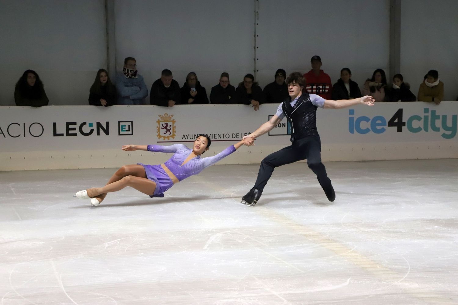 Patinaje artístico en la pista instalada en el Centro Comercial Espacio León | ice4city Patinaje artístico en la pista instalada en el Centro Comercial Espacio León | ice4city