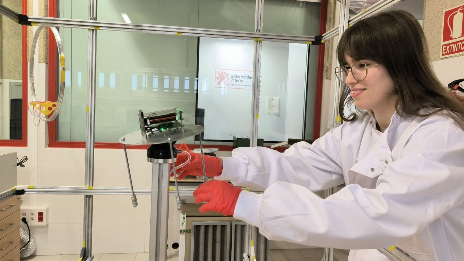La Universidad de León dará un salto al espacio con una infraestructura pionera para ensayos de hardware satelital La Universidad de León dará un salto al espacio con una infraestructura pionera para ensayos de hardware satelital