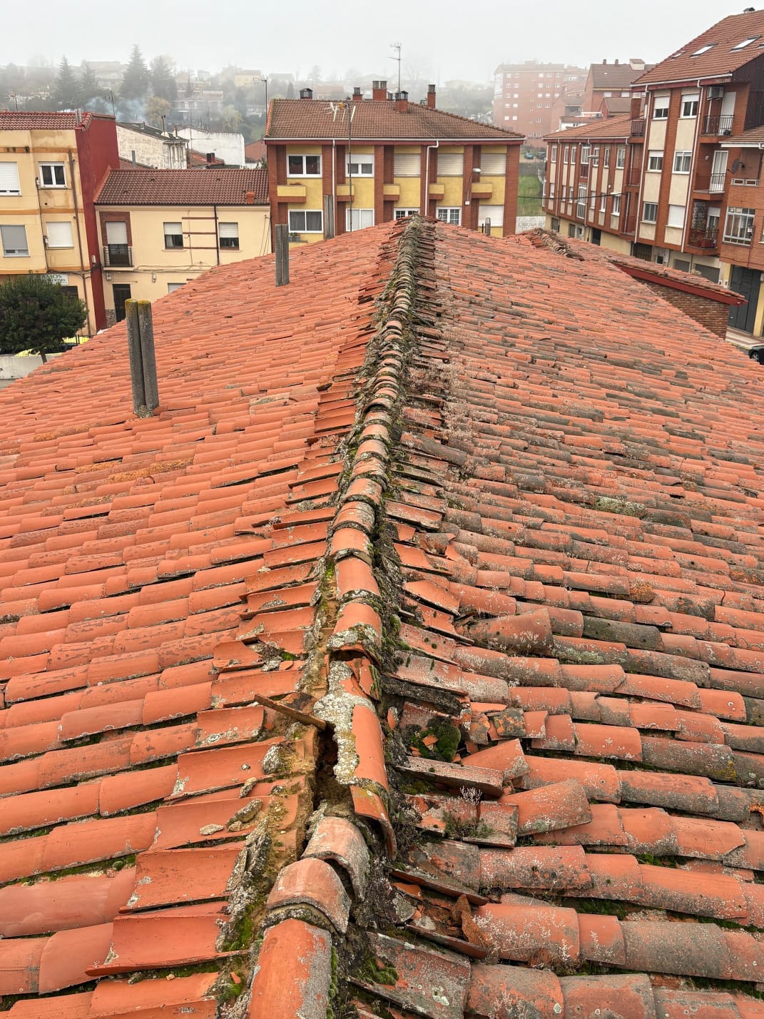 Cubierta del colegio Trepalio de Trobajo del Camino Cubierta del colegio Trepalio de Trobajo del Camino
