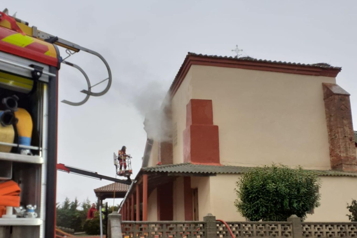 Un incendio en la iglesia de San Andrés de Cimanes de la Vega (León) moviliza a los bomberos de la Diputación Un incendio en la iglesia de San Andrés de Cimanes de la Vega (León) moviliza a los bomberos de la Diputación