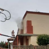 Un incendio en la iglesia de San Andrés de Cimanes de la Vega (León) moviliza a los bomberos de la Diputación