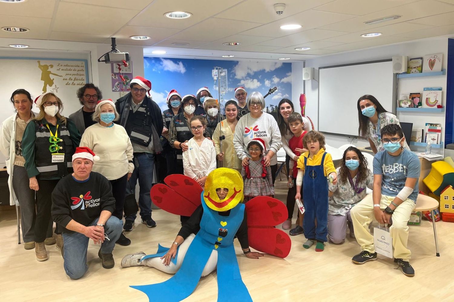 Visita solidaria llena de ilusión a los niños hospitalizados de la mano de Activos y Felices