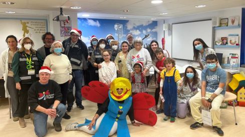 Visita solidaria llena de ilusión a los niños hospitalizados de la mano de Activos y Felices