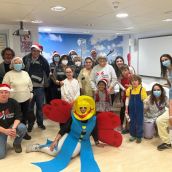 Visita solidaria llena de ilusión a los niños hospitalizados de la mano de Activos y Felices