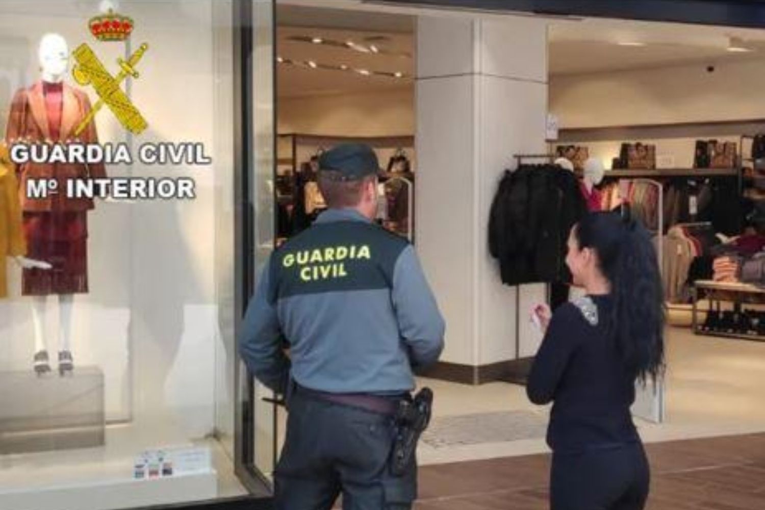 Detenidas dos vecinas de Valderas (León) por robar con carritos de bebe en el Río Shopping de Valladolid Detenidas dos vecinas de Valderas (León) por robar con carritos de bebe en el Río Shopping de Valladolid