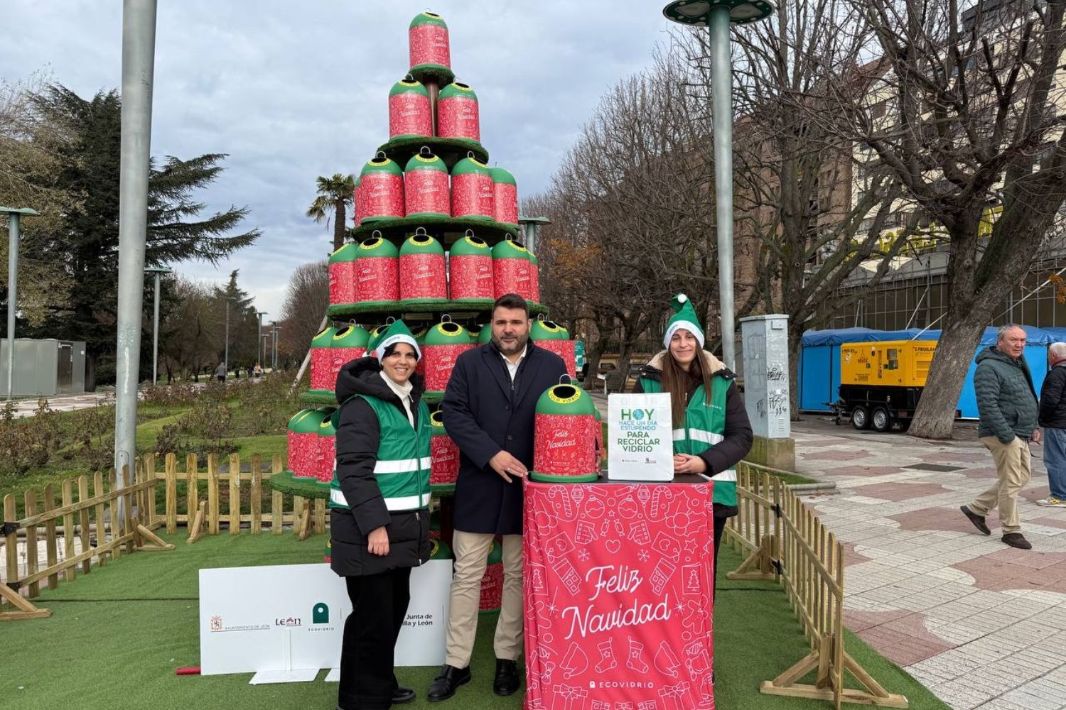 León impulsa el reciclaje de vidrio en Navidad con árbol interactivo y campaña educativa