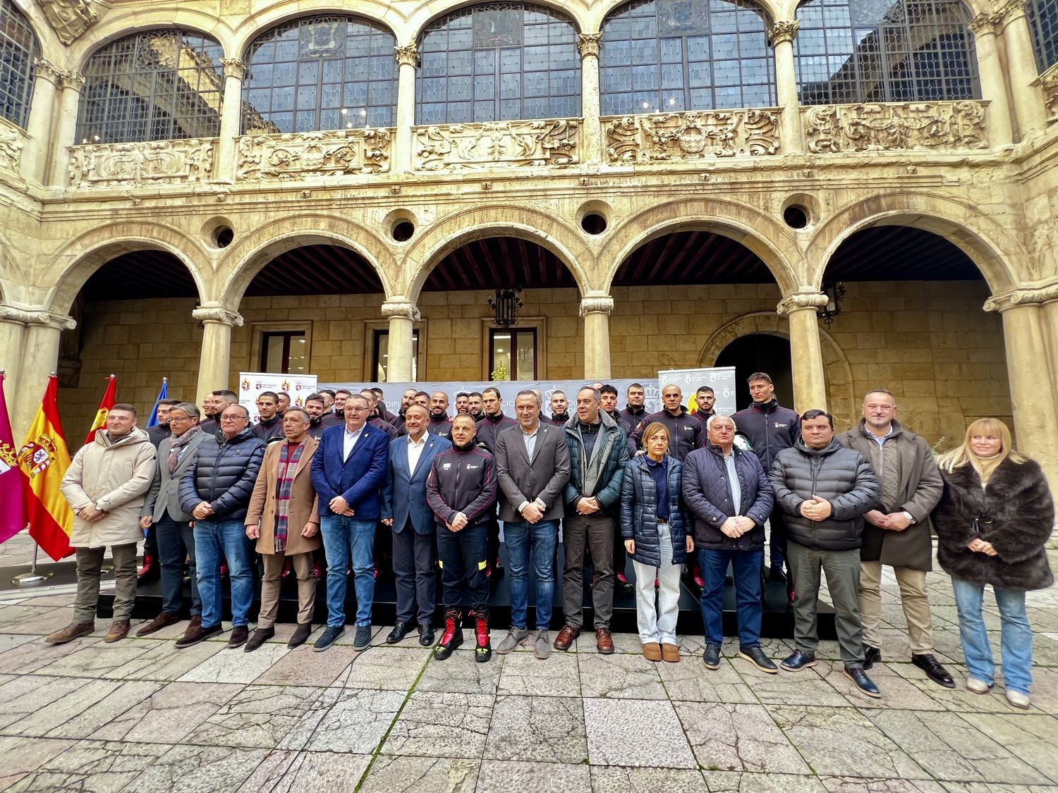 Acto de recibimiento a los 25 nuevos bomberos del Servicio de Prevención, Extinción de Incendios y Salvamento de la Diputación de León | Campillo / ICAL