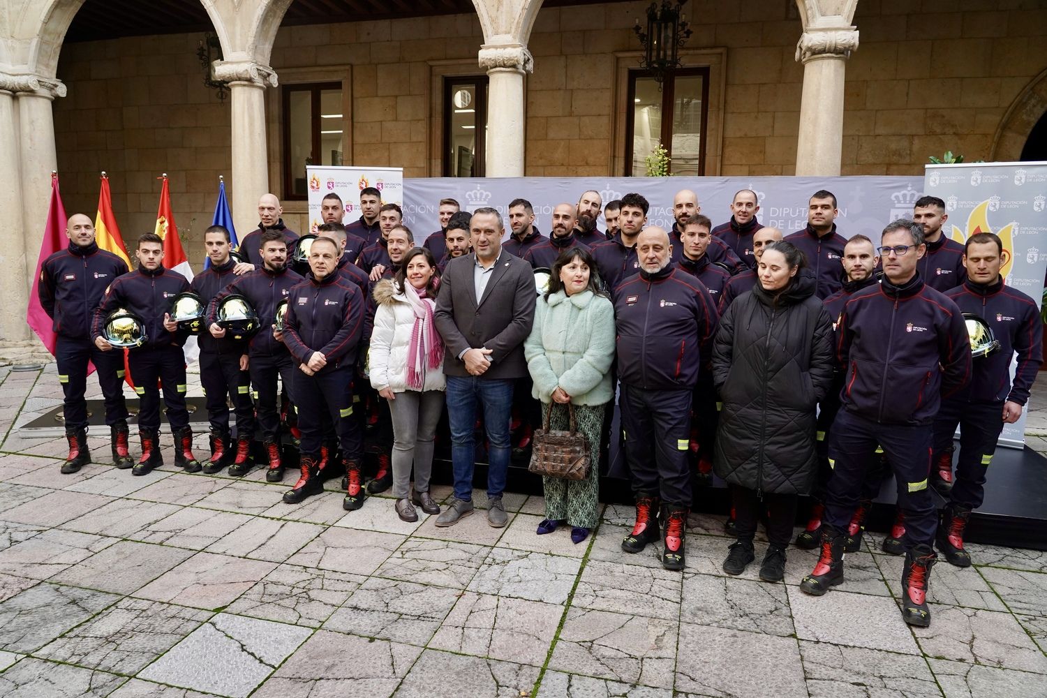 Acto de recibimiento a los 25 nuevos bomberos del Servicio de Prevención, Extinción de Incendios y Salvamento de la Diputación de León | Campillo / ICAL