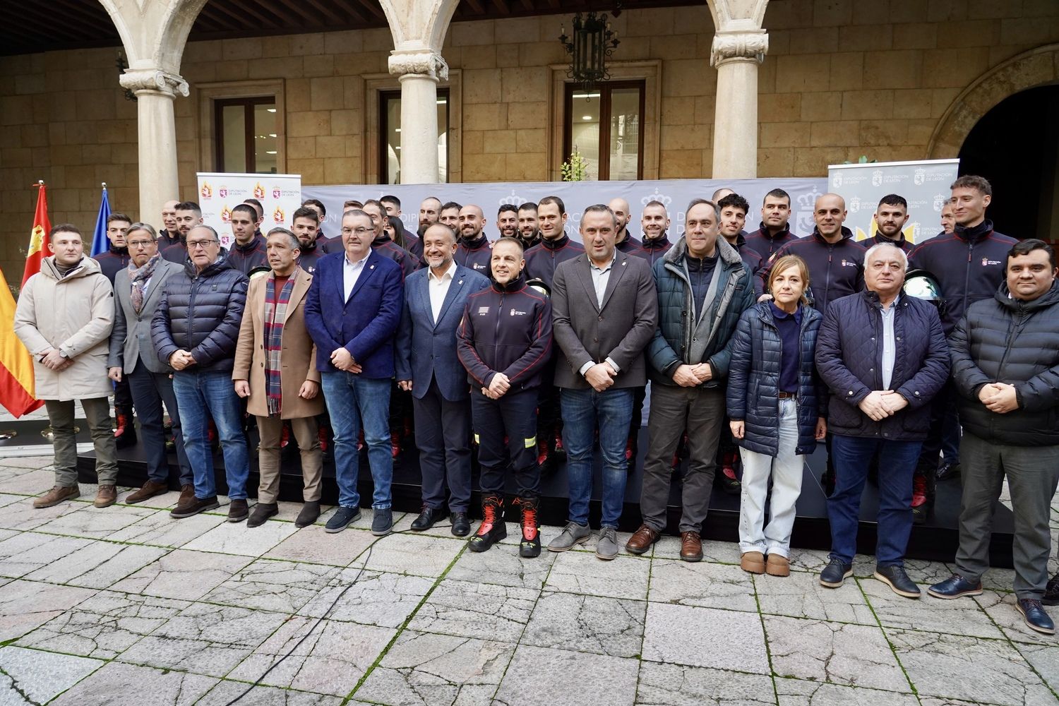 Acto de recibimiento a los 25 nuevos bomberos del Servicio de Prevención, Extinción de Incendios y Salvamento de la Diputación de León | Campillo / ICAL
