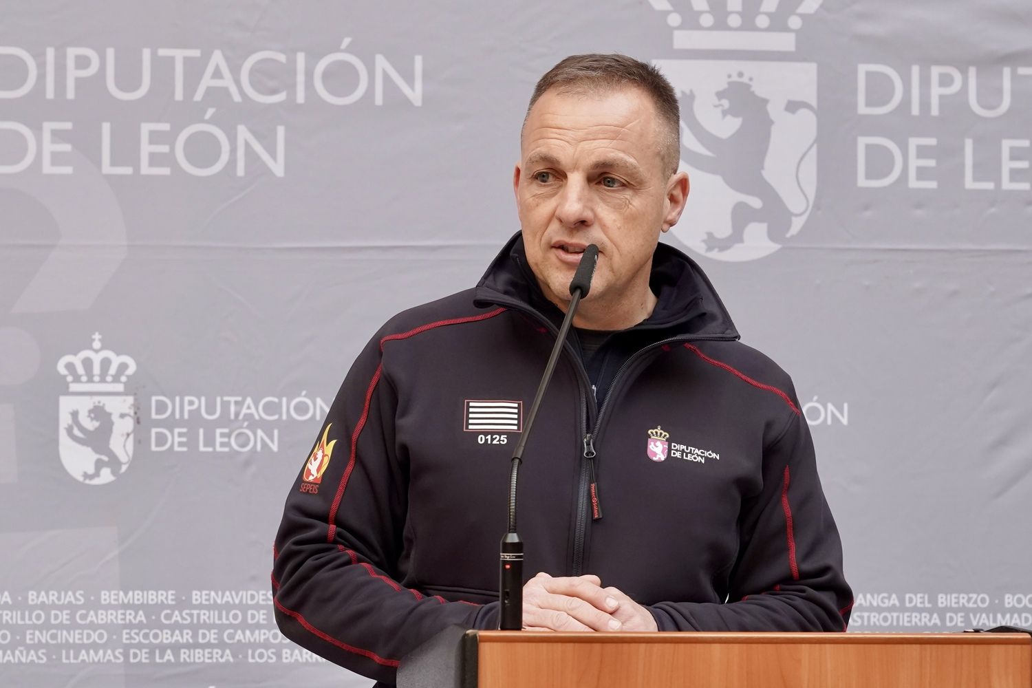 Acto de recibimiento a los 25 nuevos bomberos del Servicio de Prevención, Extinción de Incendios y Salvamento de la Diputación de León | Campillo / ICAL