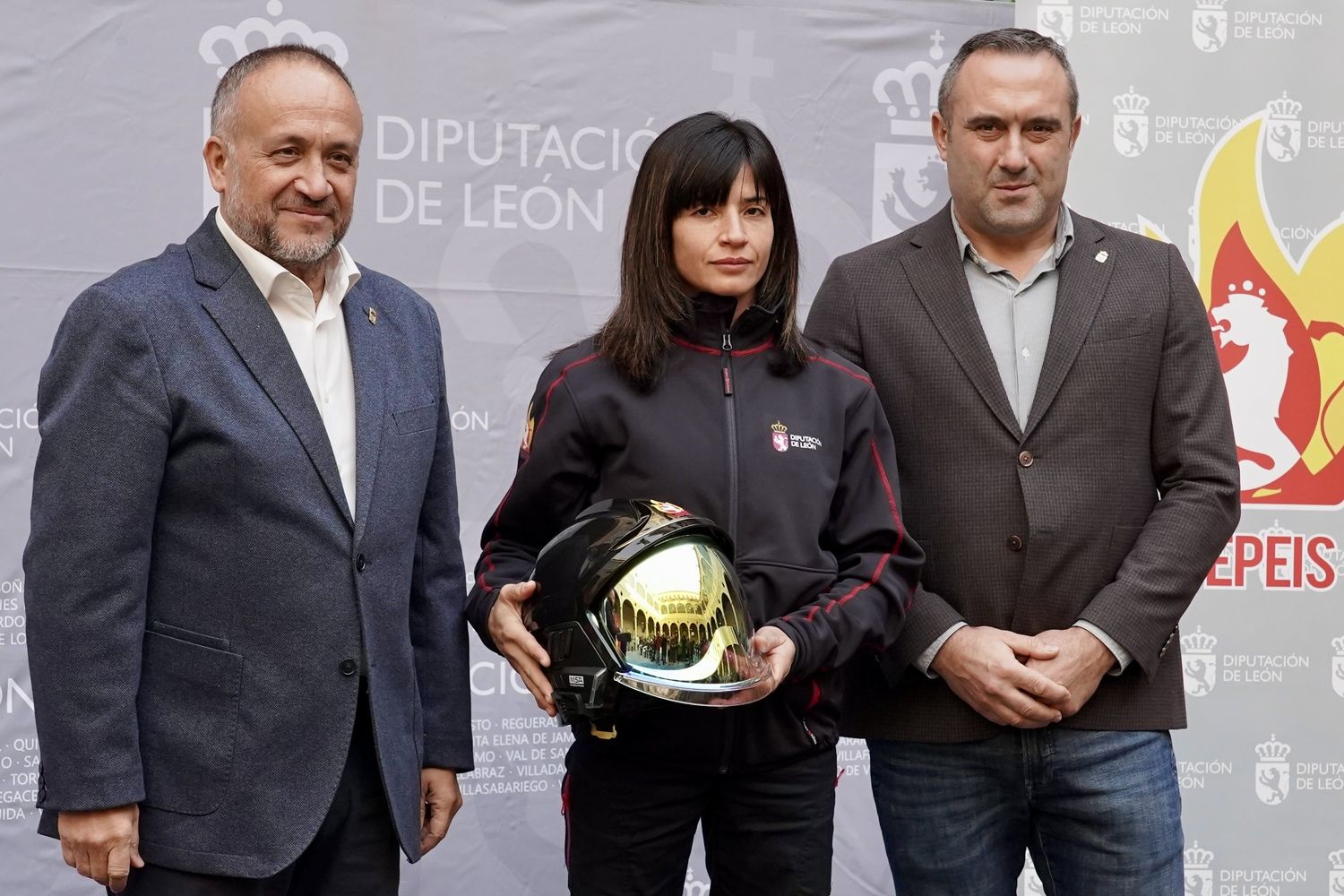 Acto de recibimiento a los 25 nuevos bomberos del Servicio de Prevención, Extinción de Incendios y Salvamento de la Diputación de León | Campillo / ICAL