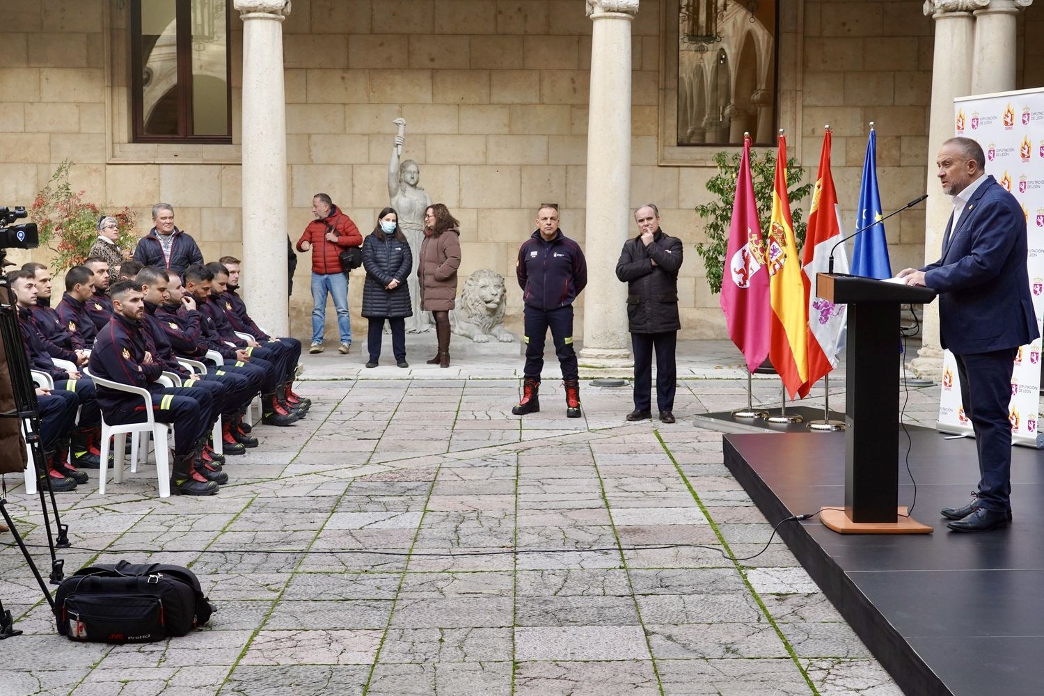 Acto de recibimiento a los 25 nuevos bomberos del Servicio de Prevención, Extinción de Incendios y Salvamento de la Diputación de León | Campillo / ICAL