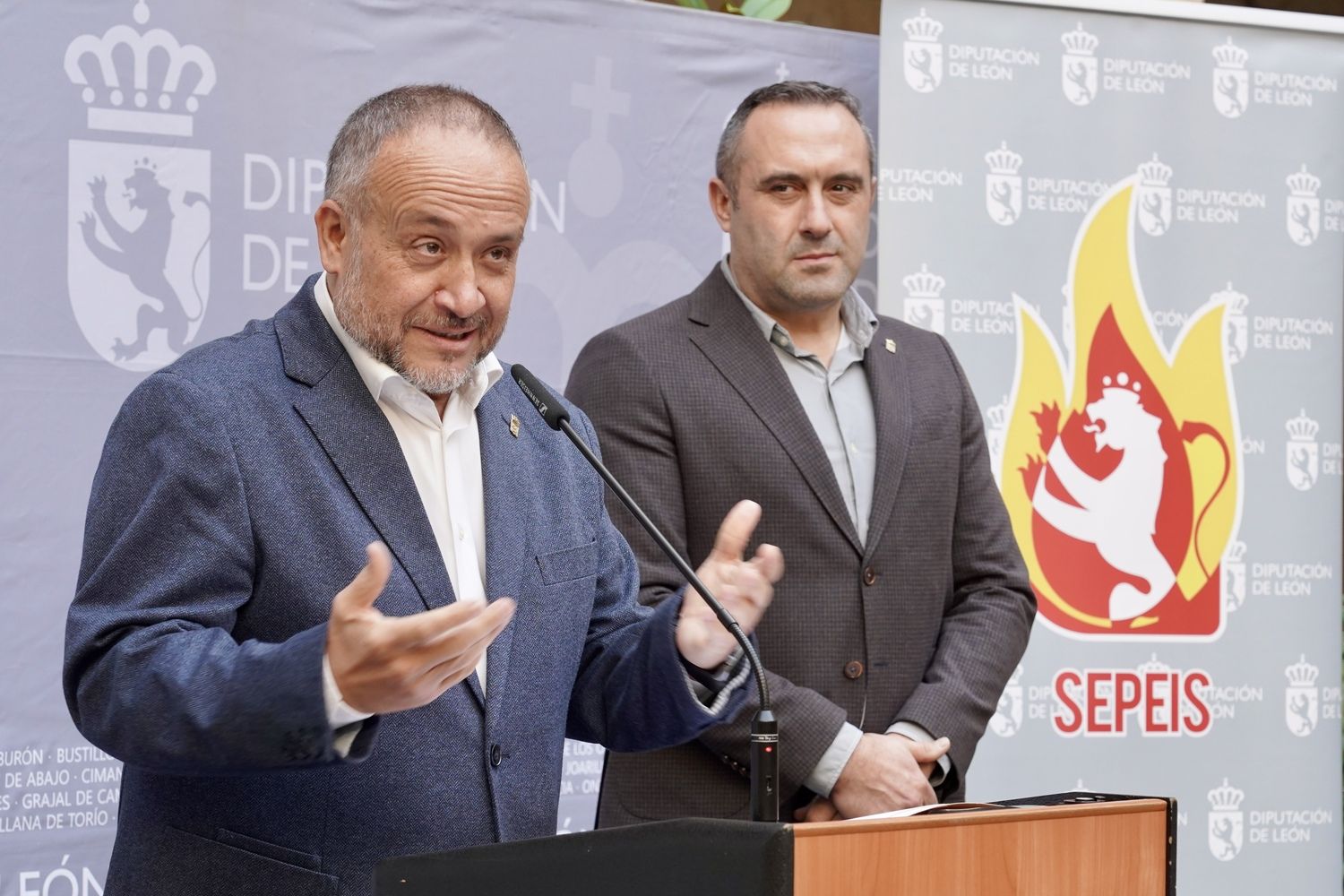 Acto de recibimiento a los 25 nuevos bomberos del Servicio de Prevención, Extinción de Incendios y Salvamento de la Diputación de León | Campillo / ICAL