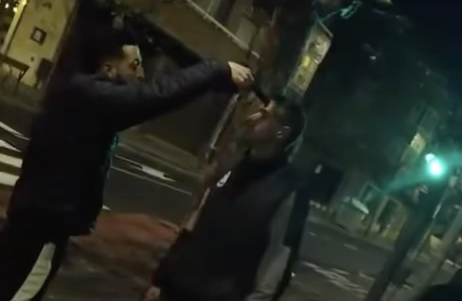 Abren un expediente de expulsión al protagonista del vídeo de amenazas con un arma de fuego simulada en León Abren un expediente de expulsión al protagonista del vídeo de amenazas con un arma de fuego simulada en León