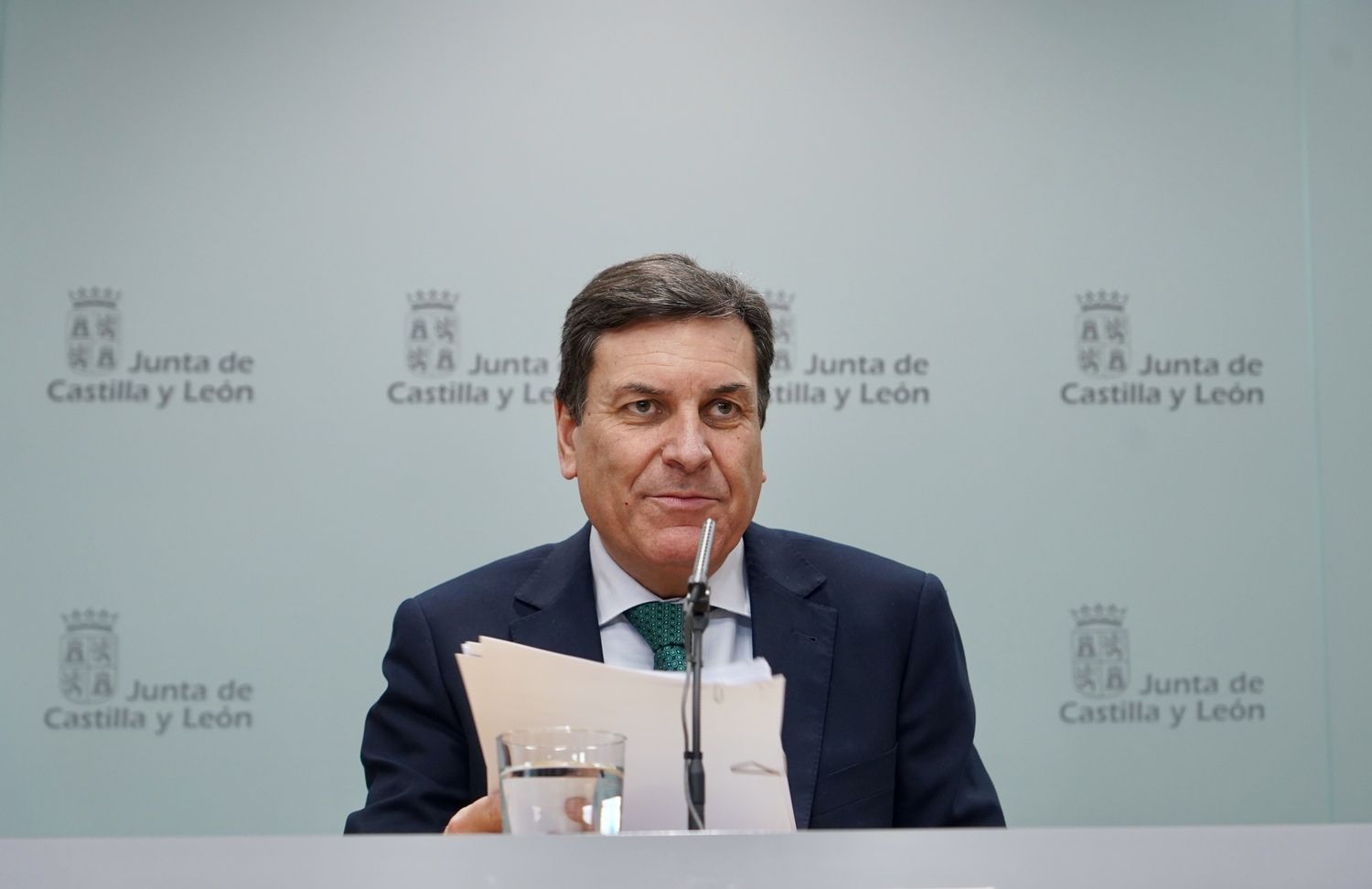 El consejero de Economía y Hacienda y portavoz, Carlos Fernández Carriedo, comparece en rueda de prensa posterior al Consejo de Gobierno | Miriam Chacón / ICAL