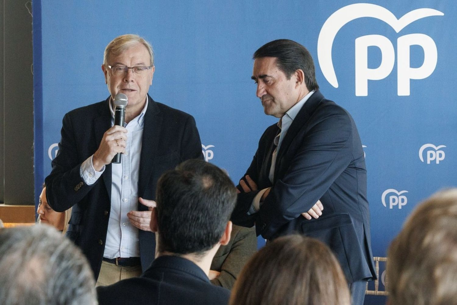 El presidente del Partido Popular de León, Juan Carlos Suárez-Quiñones, y el senador Antonio Silván intervienen en la Comida de Navidad | Peio García / ICAL