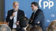 El presidente del Partido Popular de León, Juan Carlos Suárez-Quiñones, y el senador Antonio Silván intervienen en la Comida de Navidad | Peio García / ICAL